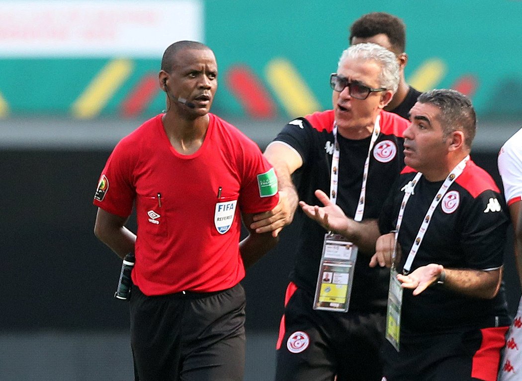 Rozhodčí Janny Sikazwe ukončil duel Tunisko - Mali (0:1) na africkém šampionátu dvakrát předčasně