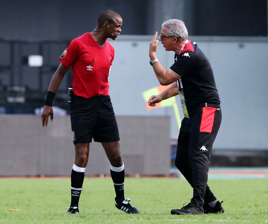 Rozhodčí Janny Sikazwe ukončil duel Tunisko - Mali (0:1) na africkém šampionátu dvakrát předčasně