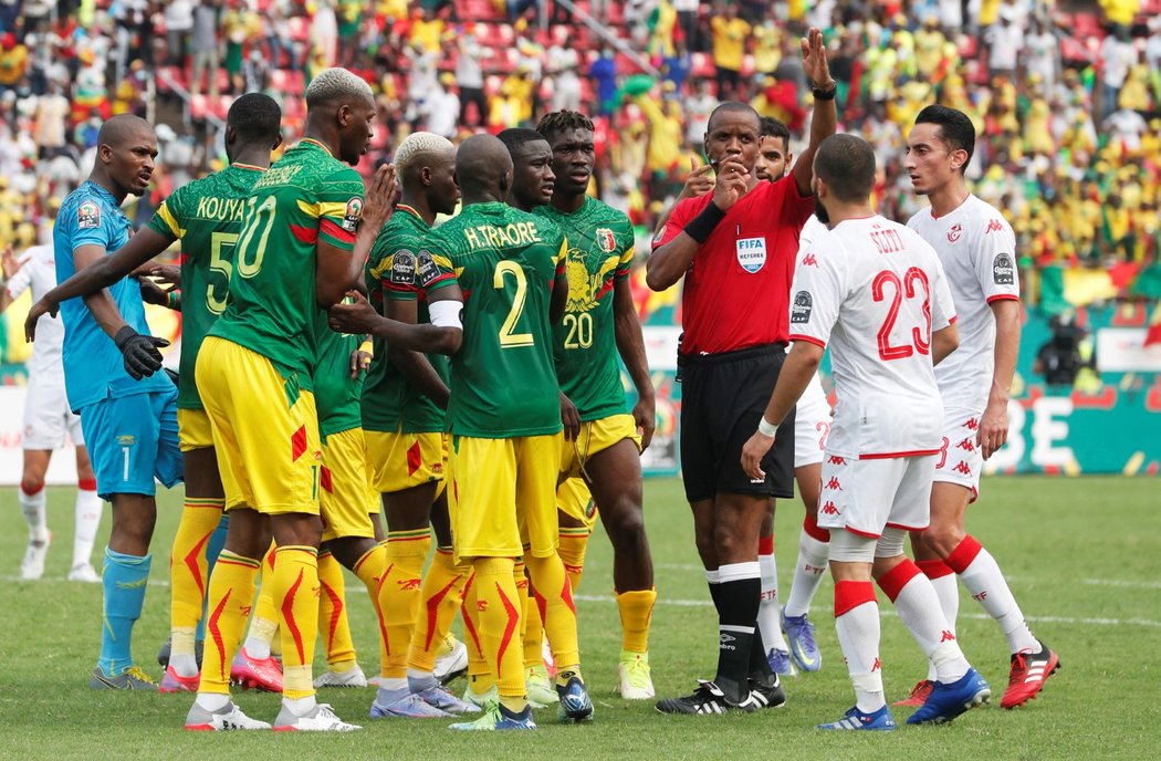 Rozhodčí Janny Sikazwe ukončil duel Tunisko - Mali (0:1) na africkém šampionátu dvakrát předčasně