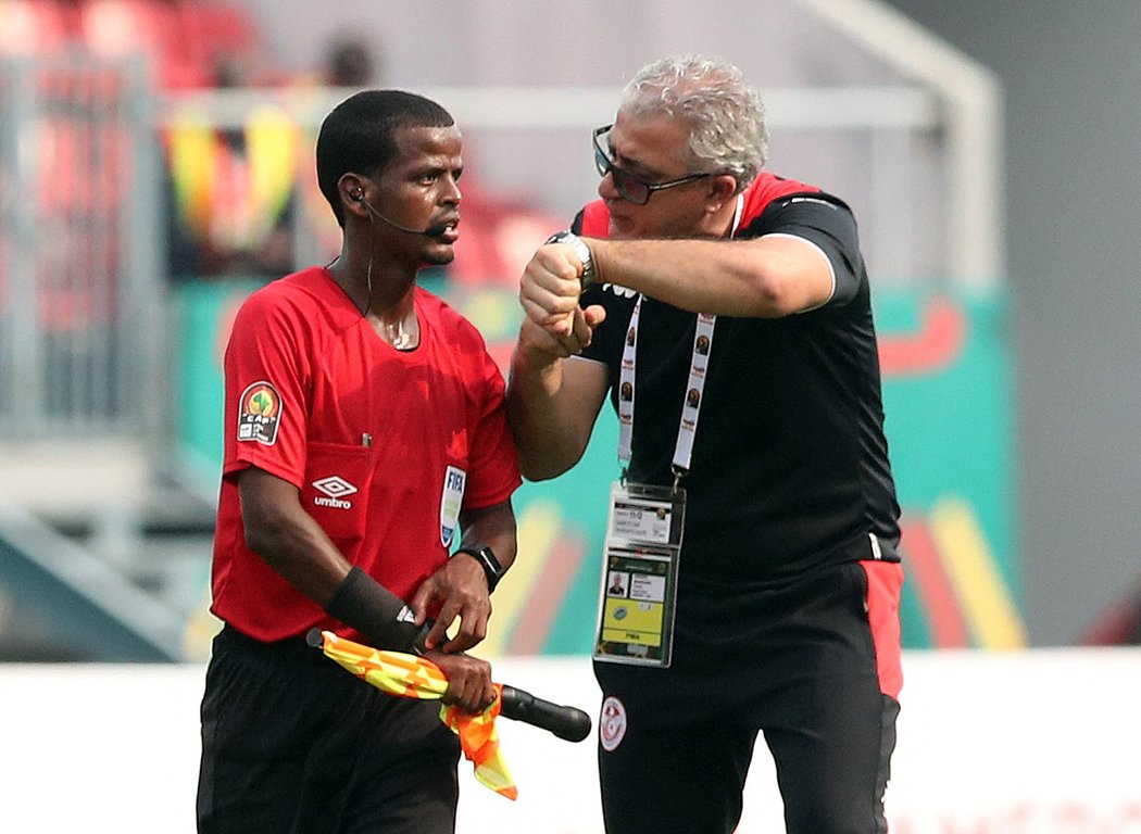 Rozhodčí Janny Sikazwe ukončil duel Tunisko - Mali (0:1) na africkém šampionátu dvakrát předčasně
