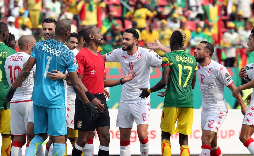 Rozhodčí Janny Sikazwe ukončil duel Tunisko - Mali (0:1) na africkém šampionátu dvakrát předčasně