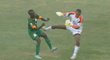 Gólman Etiopie Jemal Tassew šel do souboje s hráčem Zambie hodně nebezpečně