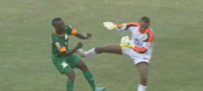 Gólman Etiopie Jemal Tassew šel do souboje s hráčem Zambie hodně nebezpečně