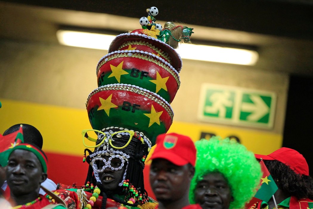 Fanoušci Burkiny Faso a jejich zajímavé módní kreace na africkém fotbalovém mistrovství