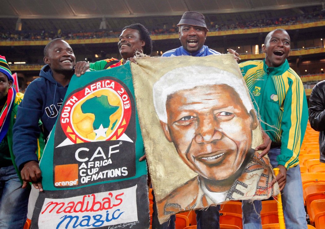 Při zahajovacím ceremoniálu afirckého fotbalového šampionátu se fanoušci snažili ukázat. O zajímavé modely nebyla nouze