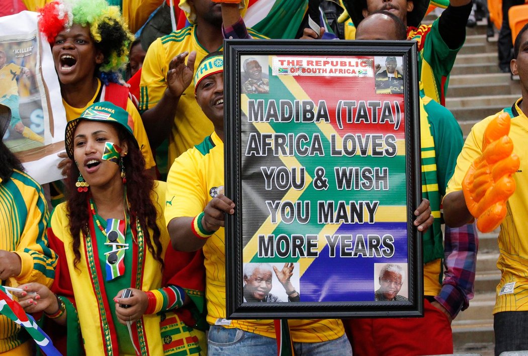 Při zahajovacím ceremoniálu afirckého fotbalového šampionátu se fanoušci snažili ukázat. O zajímavé modely nebyla nouze