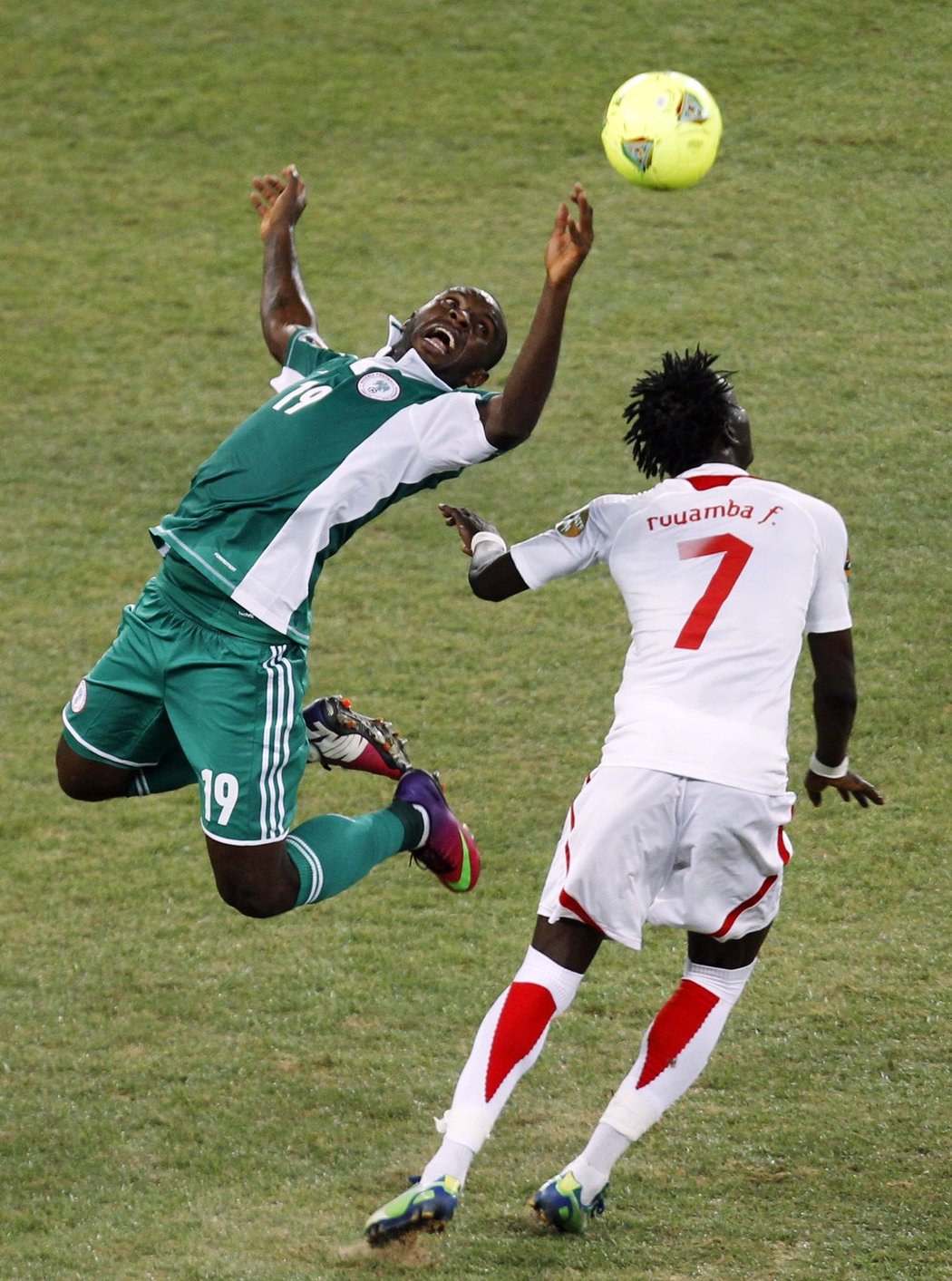 Finále afrického šampionátu nabídlo řadu ostřejších soubojů, nakonec se z triumfu raduje Nigérie. Nad Burkinou Faso vyhrála 1:0.