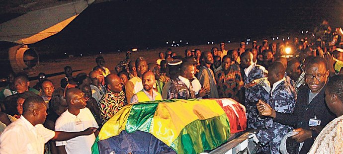 Fotbalisté Toga vykládali na letišti v Lomé rakve, které byly přikryty státní vlajkou Tožské republiky