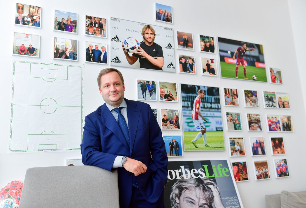 Fotbalový agent Jiří Müller ve své kanceláři promluvil pro iSport Premium