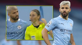 Agüero v centru dění. Při zápase sáhl na paní rozhodčí, měl přijít trest?