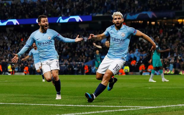 Sergio Agüero (vpravo) v dresu Manchesteru City Sergio Agüero (vpravo) v dresu Manchesteru City