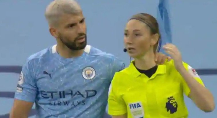 Sporná situace zápasu, Agüero &#34;objímá&#34; rozhodčí