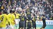 Hráči AIK Stockholm oslavují gól Pera Karlssona v zápase s Mariborem