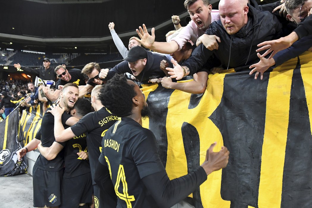 Fotbalisté AIK Stockholm slaví se svými fanoušky jeden z gólů. Na postup jim to nakonec nestačilo