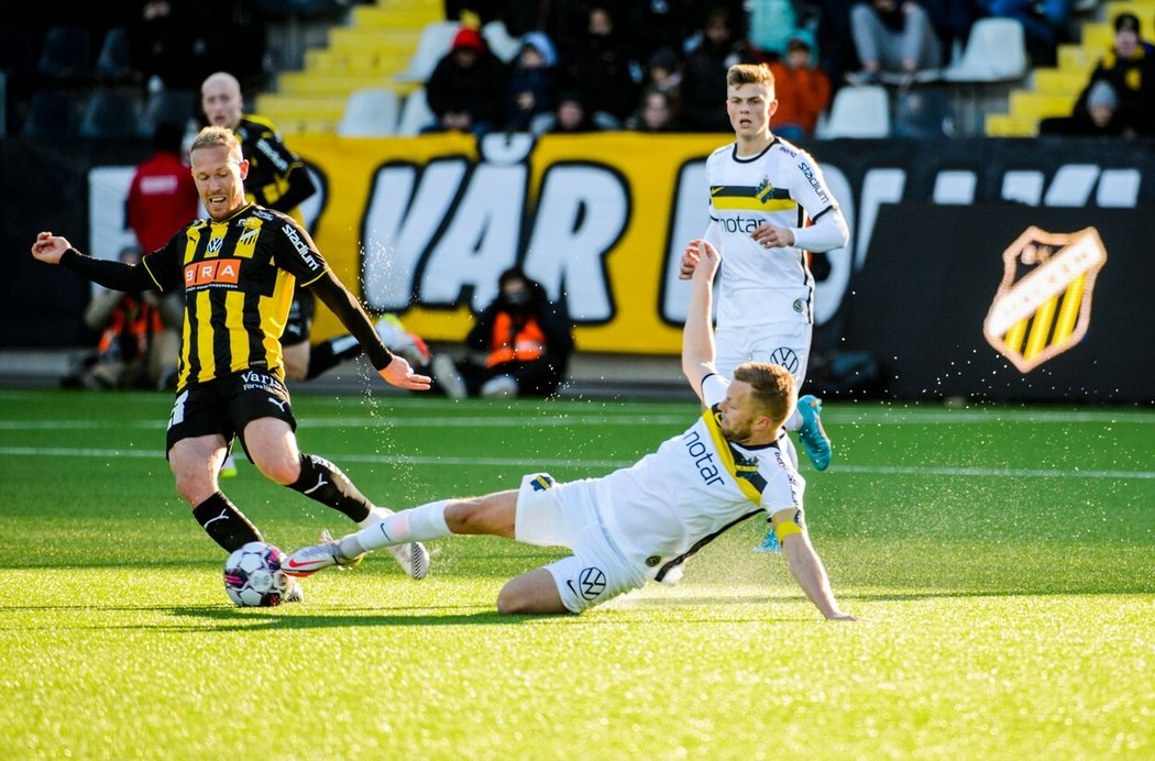 Skluzující Sebastian Larsson v dresu AIK během utkání švédské ligy