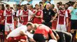 Lékaři poskytují mladému záložníkovi Ajaxu první pomoc