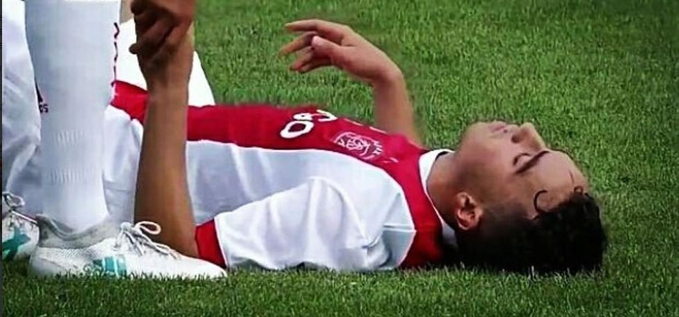 Dvacetiletého záložníka Ajaxu během zápasu postihla srdeční zástava