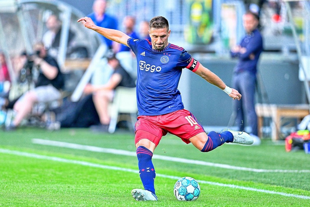 Záložník a kapitán Ajaxu Dušan Tadič se na konci července stal terčem dvou lupičů