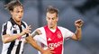 Mladý český ofenzivní záložník Ajaxu Václav Černý (vpravo) za týmovou juniorku zazářil hattrickem