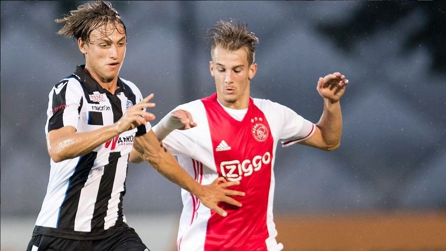 Mladý český ofenzivní záložník Ajaxu Václav Černý (vpravo) za týmovou juniorku zazářil hattrickem