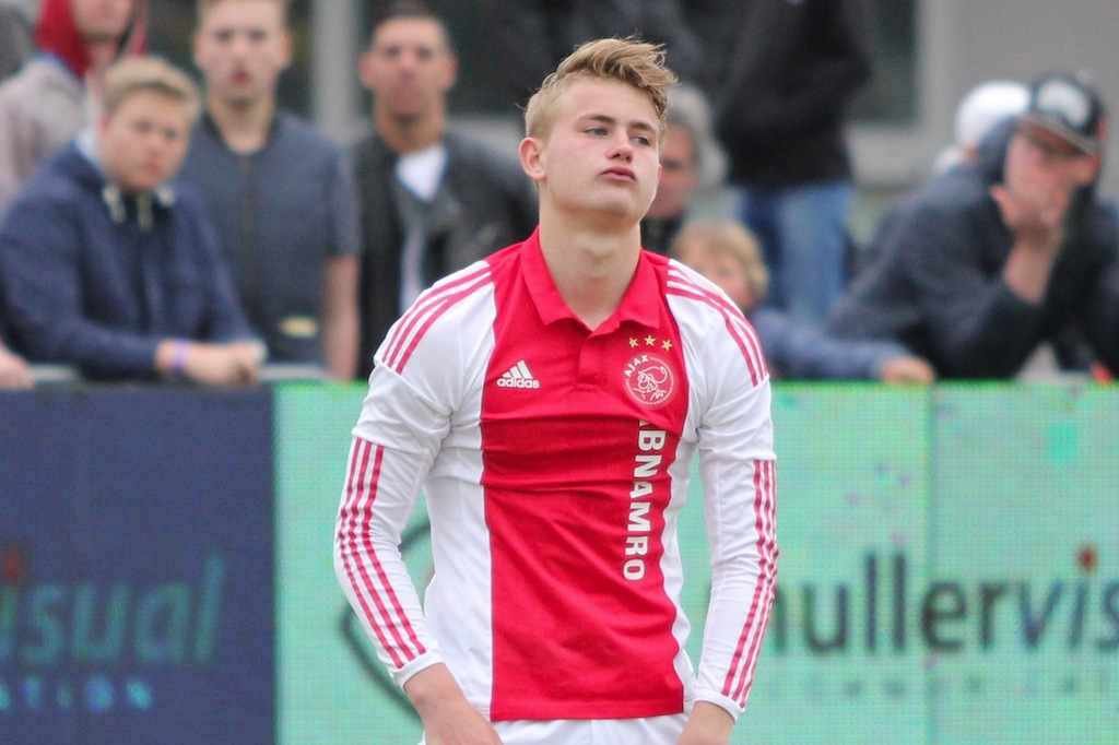 Matthijs de Ligt – (17 let, Ajax, obránce) Spoluhráč Václava Černého z druholigové rezervy Ajaxu. V 16 letech debutoval v seniorském týmu a hned vstřelil gól. Stal se tak druhým nemladším střelcem v historii nizozemského klubu.