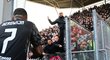 Kapitán Ajaxu Steven Bergwijn v diskuzi s naštvanými fanoušky