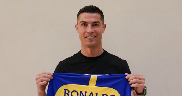 Cristiano Ronaldo pózuje s dresem klubu Al-Nassr