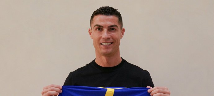 Cristiano Ronaldo pózuje s dresem klubu Al-Nassr