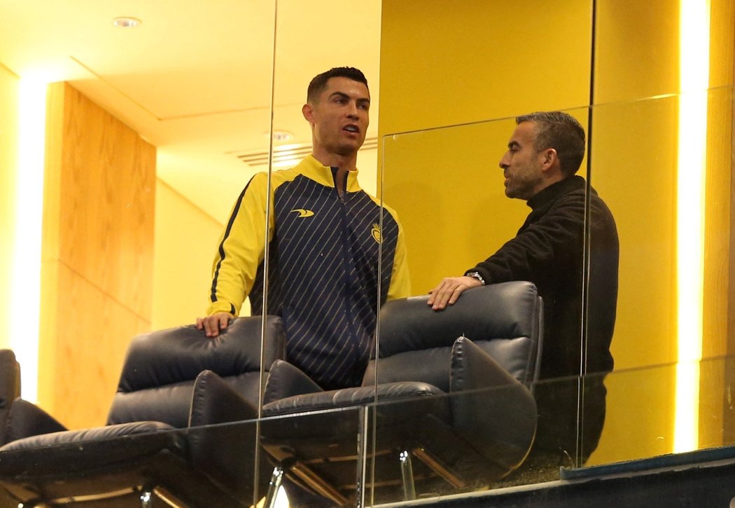 Cristiano Ronaldo uvnitř stadionu před zápasem klubu Al-Nassr