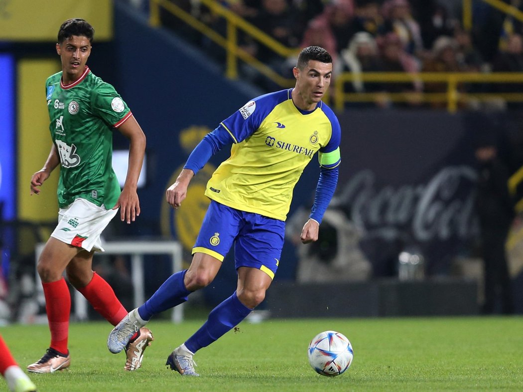 Cristiano Ronaldo u míče ve své premiéře v saúdskoarabské lize