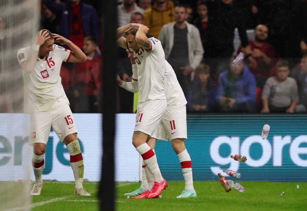 Fotbalisté Polska se po gólu v Albánii ocitli pod sprchou lahví