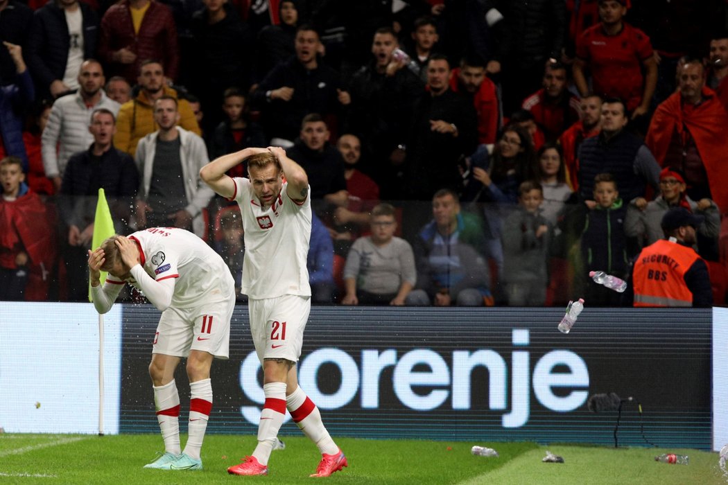 Fotbalisté Polska se po gólu v Albánii ocitli pod sprchou lahví