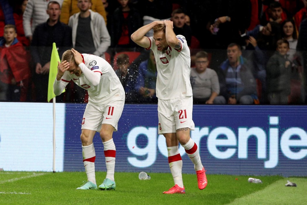 Fotbalisté Polska se po gólu v Albánii ocitli pod sprchou lahví