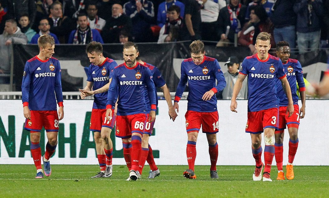 Hráči CSKA Moskva slaví vedoucí gól Aleksandra Golovina na hřišti Lyonu