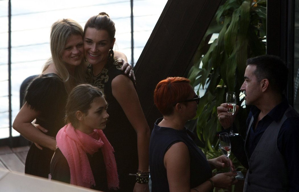 Alena Šeredová se s Buffonem ve středu večer přesunula za kamarády na loď na Vltavě