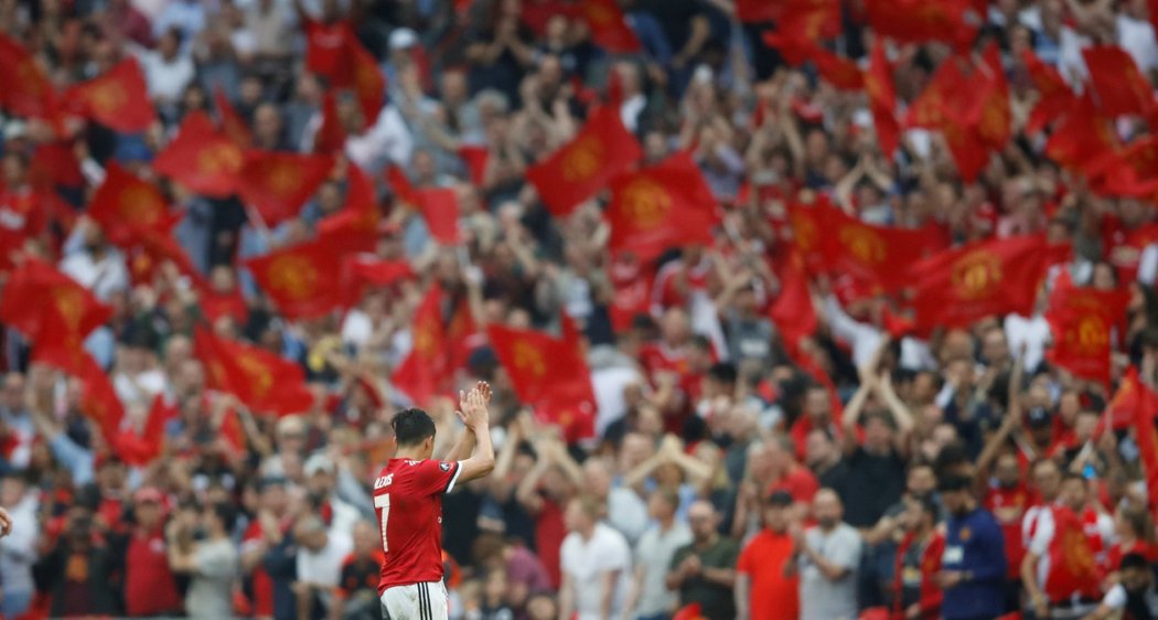 Alexis Sanchéz tleská fanouškům Manchesteru United po semifinále FA Cupu ve Wembley