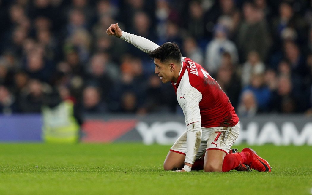 Střelec Arsenalu Alexis Sánchez nevyužil nabídnutou šanci a zlobil se sám na sebe