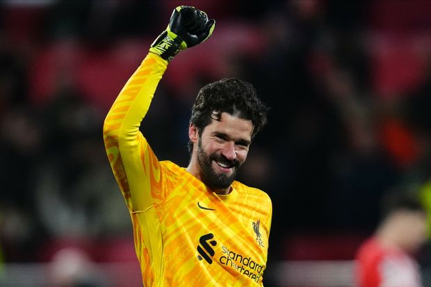 Alisson v dresu Liverpoolu Alisson v dresu Liverpoolu