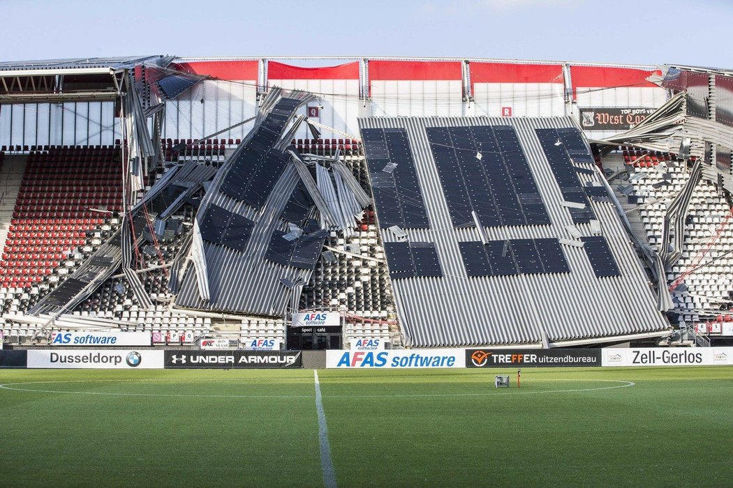 K pádu střechy došlo na prázdném stadionu, takže nikdo nebyl zraněn.