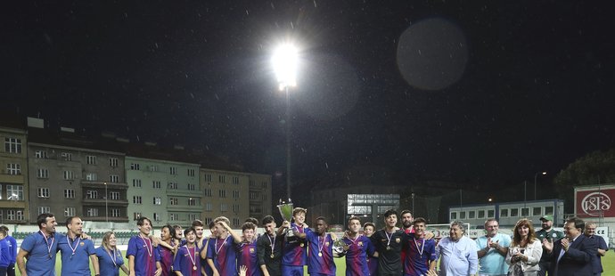 Při své premiérové účasti turnaj ovládli fotbalisté Barcelony