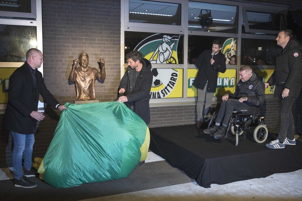 Fernando Ricksen má před stadionem Fortuny Sittard vlastní sochu