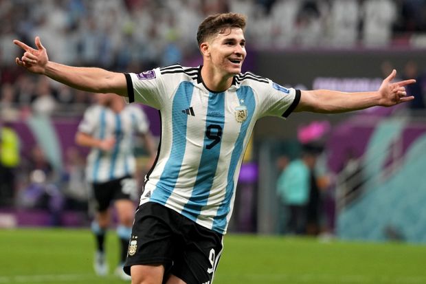 Julián Álvarez se raduje z gólu Julián Álvarez se raduje z gólu