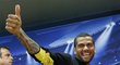 Jsme jedničky. Obránce Barcelony Dani Alves na tiskové konferenci před čtvrtfinále Ligy mistrů s Atlétikem Madrid naznačuje, kdo v souboji španělských týmů uspěje