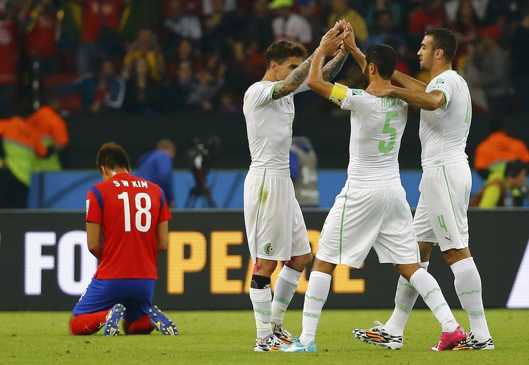 Fotbalisté Alžírska se radují z branky do sítě Jižní Koreje