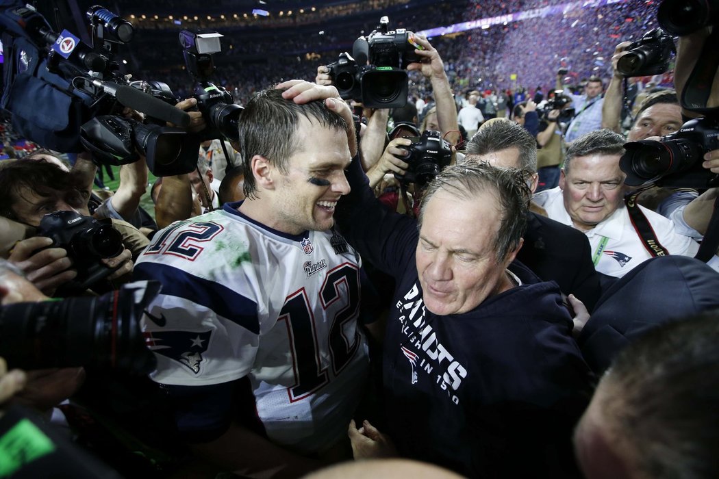 trenér Bill Belichick a quarterback Tom Brady, strůjci vítězné dynastie New England Patriots