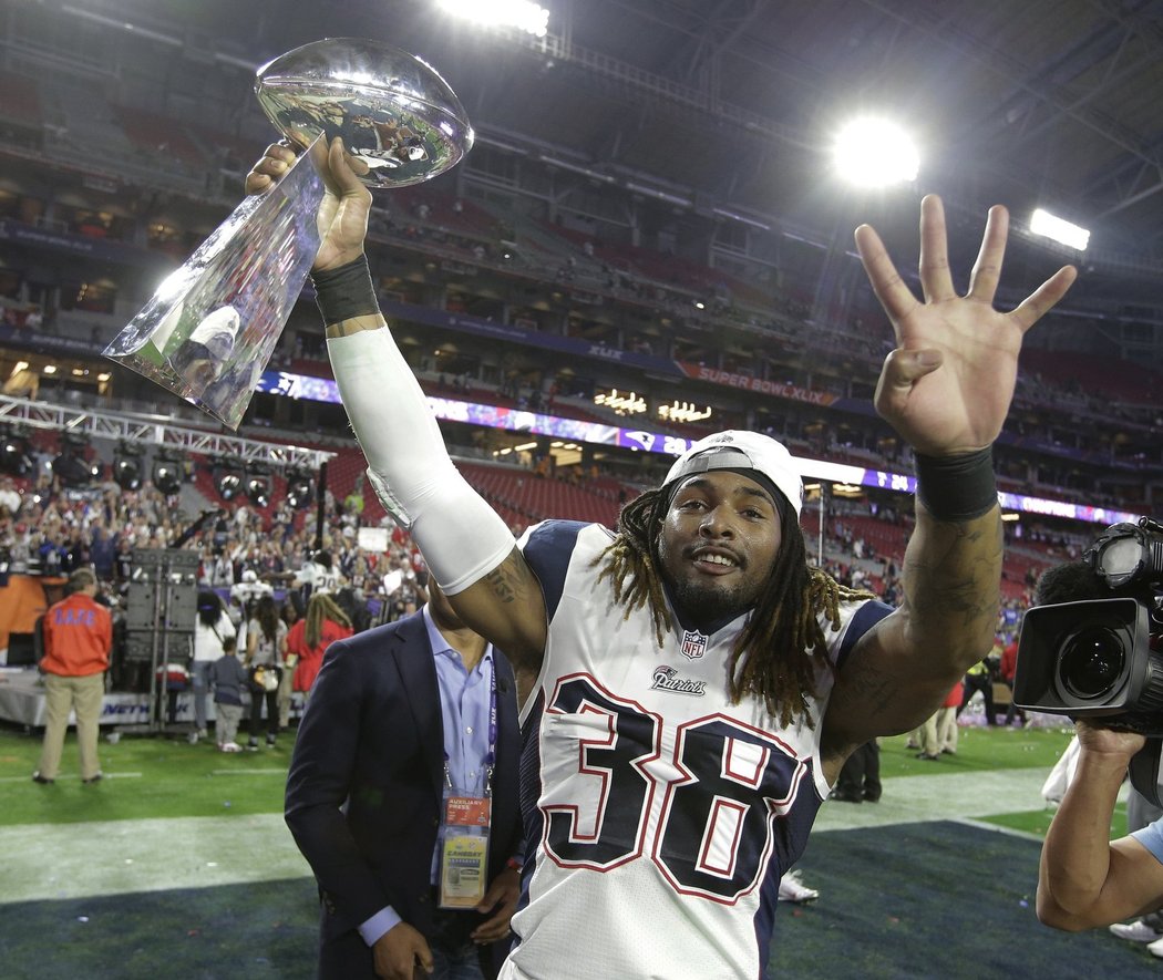 Running back Brandon Bolden prsty naznačuje svůj počet vítězství v Super Bowlu