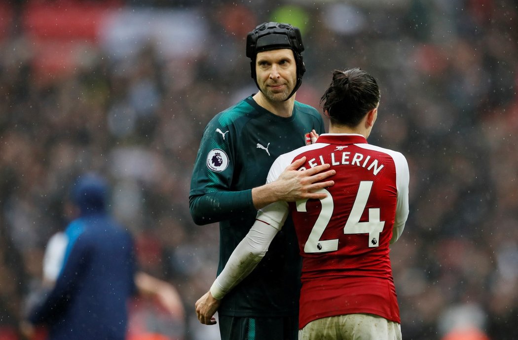 Gólman Arsenalu Petr Čech utěšuje Hektora Bellerína po prohře na Tottenhamu