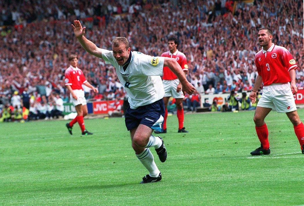 Alan Shearer slaví branku na domácím mistrovství Evropy 1996