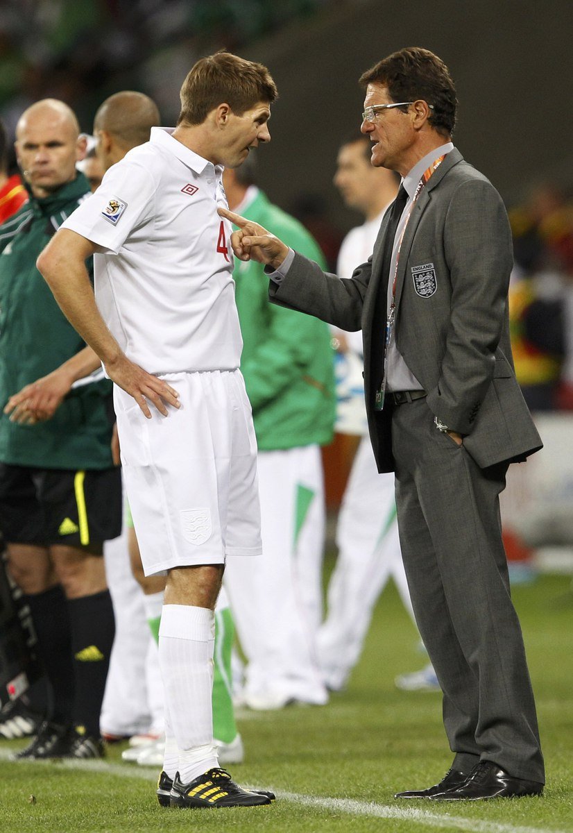 Capello předává pokyny Gerrardovi.
