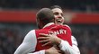 Kapitán Arsenalu Robin van Persie se zdraví se spoluhráčem Thierry Henrym